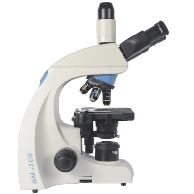 Microscopio trinocular plano acromático con corrección a infinito.  modelo BM-700, BOECO.