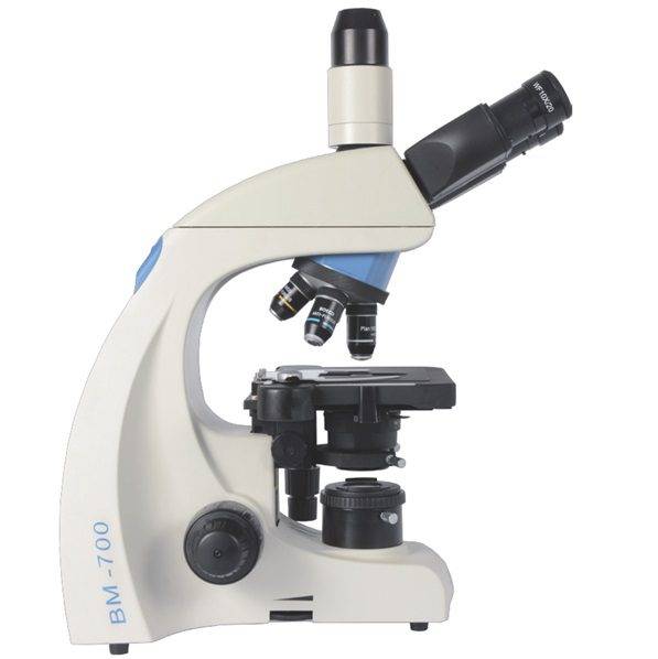 Microscopio trinocular plano acromático con corrección a infinito.  modelo BM-700, BOECO.