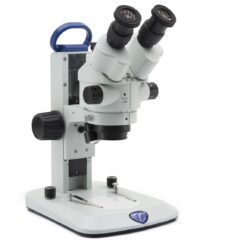 Microscopio estereoscópico trinocular portátil a baterías. Zoom continuo de  7x-45x. Modelo SLX-3, marca OPTIKA